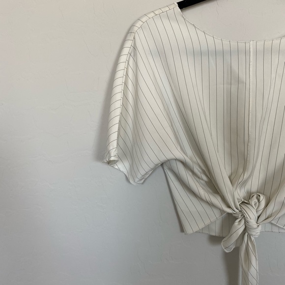 💛Mod Ref Striped Knotted Crop Top - Picture 3 of 4